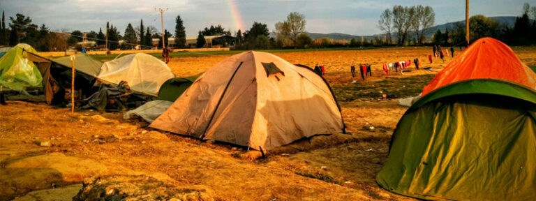 Scopri di più sull'articolo Overthefortress: a Idomeni per la sopravvivenza dell’essere umano – di Jacopo Pesiri, Ludovica Alberti