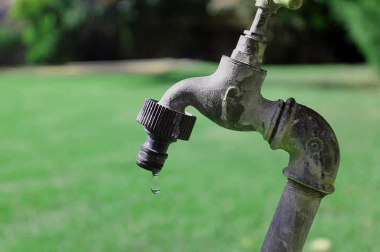 Scopri di più sull'articolo Un paese che fa acqua da tutte le parti – di Simona Fabiani