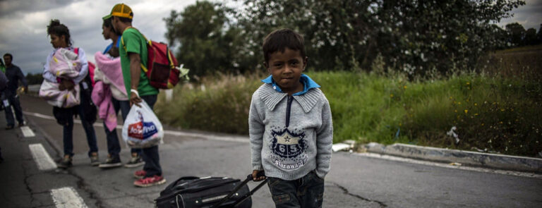 Scopri di più sull'articolo La carovana dei migranti  si infrange contro i muri delle polizie dei paesi centroamericani – di Vittorio Bonanni