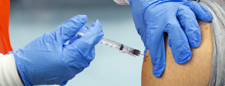 Scopri di più sull'articolo Vaccinare, non licenziare! – di Sinistra Sindacale