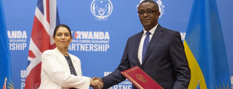 Scopri di più sull'articolo Accordo tra il Regno Unito e il Ruanda sul respingimento dei richiedenti asilo: un atto disumano e crudele – di Selly Kane